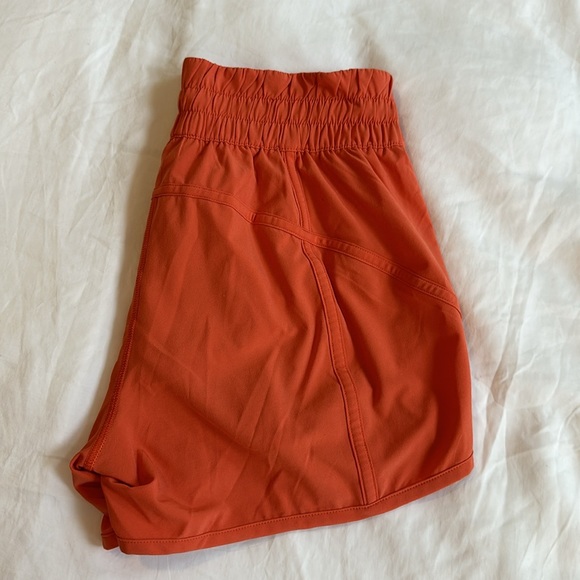 Lululemon- Track That Mid-Rise Short 4” 🍋 - Picture 3 of 3